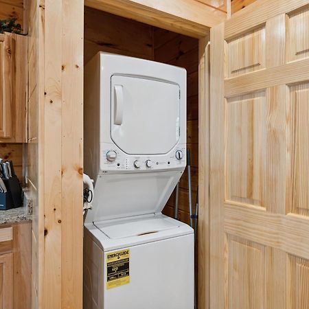 The 3 Bears Is A Newly Built 3 Bedroom Cabin Only 3 Minutes From The Parkway! Pigeon Forge Eksteriør bilde