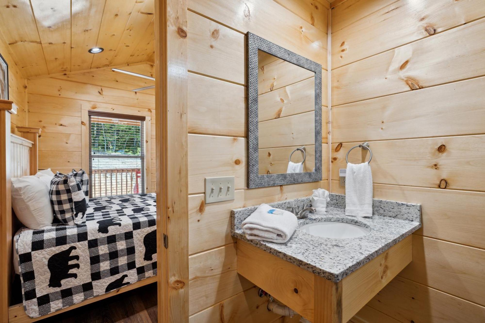 The 3 Bears Is A Newly Built 3 Bedroom Cabin Only 3 Minutes From The Parkway! Pigeon Forge Eksteriør bilde